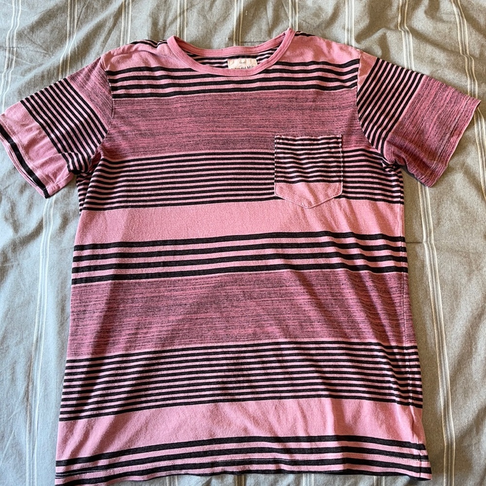 Splendid Mills Men T Shirt. Size small fits like medium.
